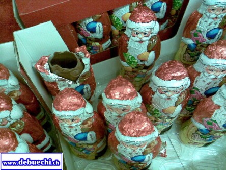 weihnachtsmaennerimregalangebissen19.09.09